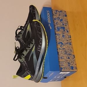 Brooks Levitate 4 black/nightlife running shoes size 8 1/2